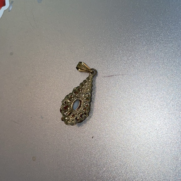 Antique gold tone pendant. One missing stone but really beautiful. - Picture 4 of 4
